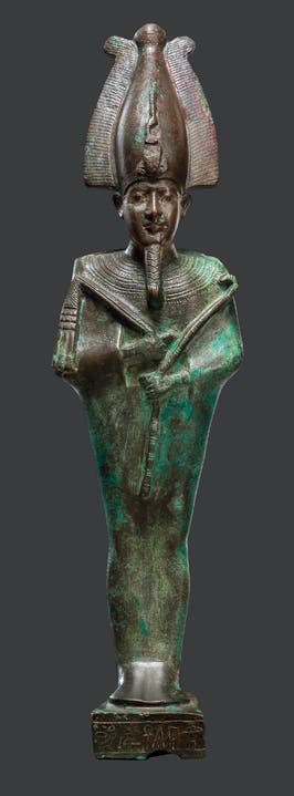 Osiris war als Herrscher des Totenreiches einer der wichtigsten Gottheiten der alten Ägypter. Er besitzt explizit auch Züge eines Fruchtbarkeits- und Vegetationsgottes. In den Pyramidentexten wird er mit dem Wasser des Nils in Verbindung gebracht und als der «Grosse Schwarze» oder der «Grosse Grüne» bezeichnet in deutlicher Anspielung auf den fruchtbaren Nilschlamm und die sich immer wieder regenerierende Vegetation. Spätzeit, um 600 v. Chr.