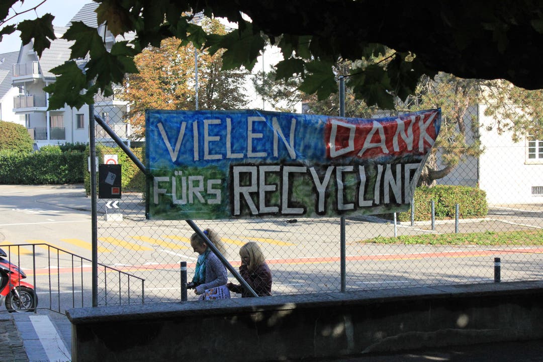 Farbige Forderung: Schülerinnen der Sekundarschule Biberist verlangen einen umweltbewussteren Umgang mit Abfall.