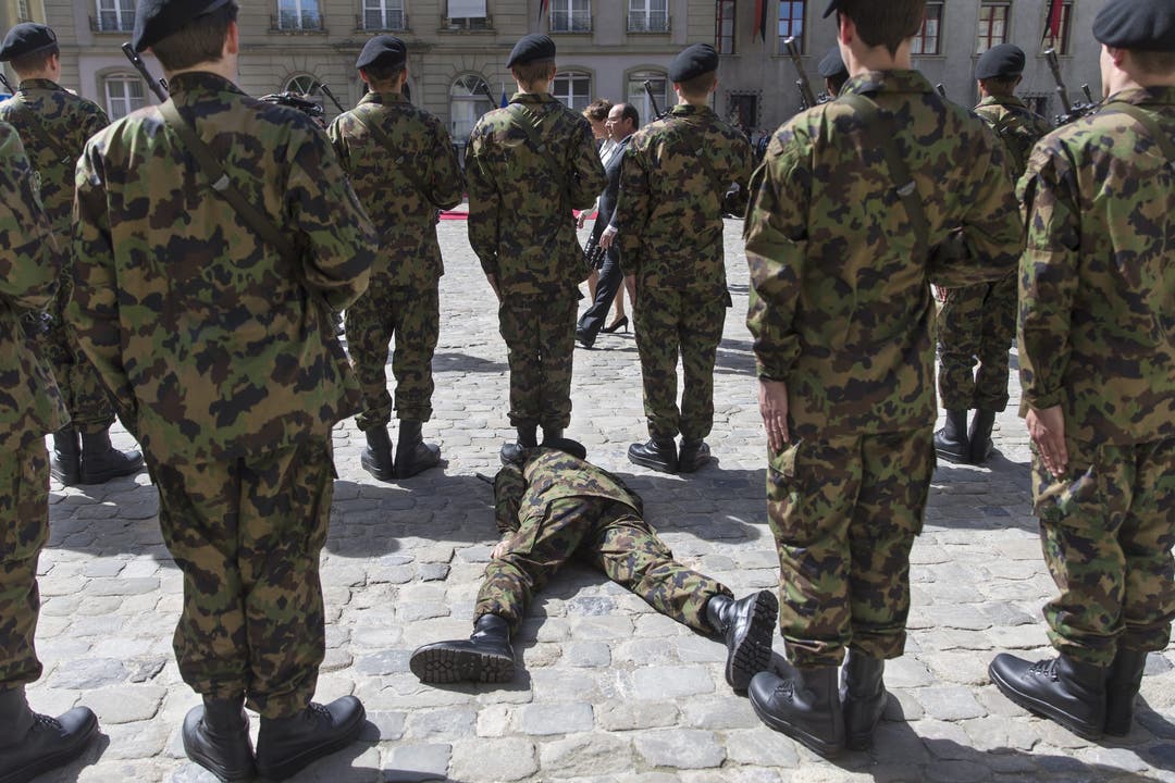 Just in dem Moment als François Hollande vorbeigeht kippt der Soldat der Schweizer Armee um.