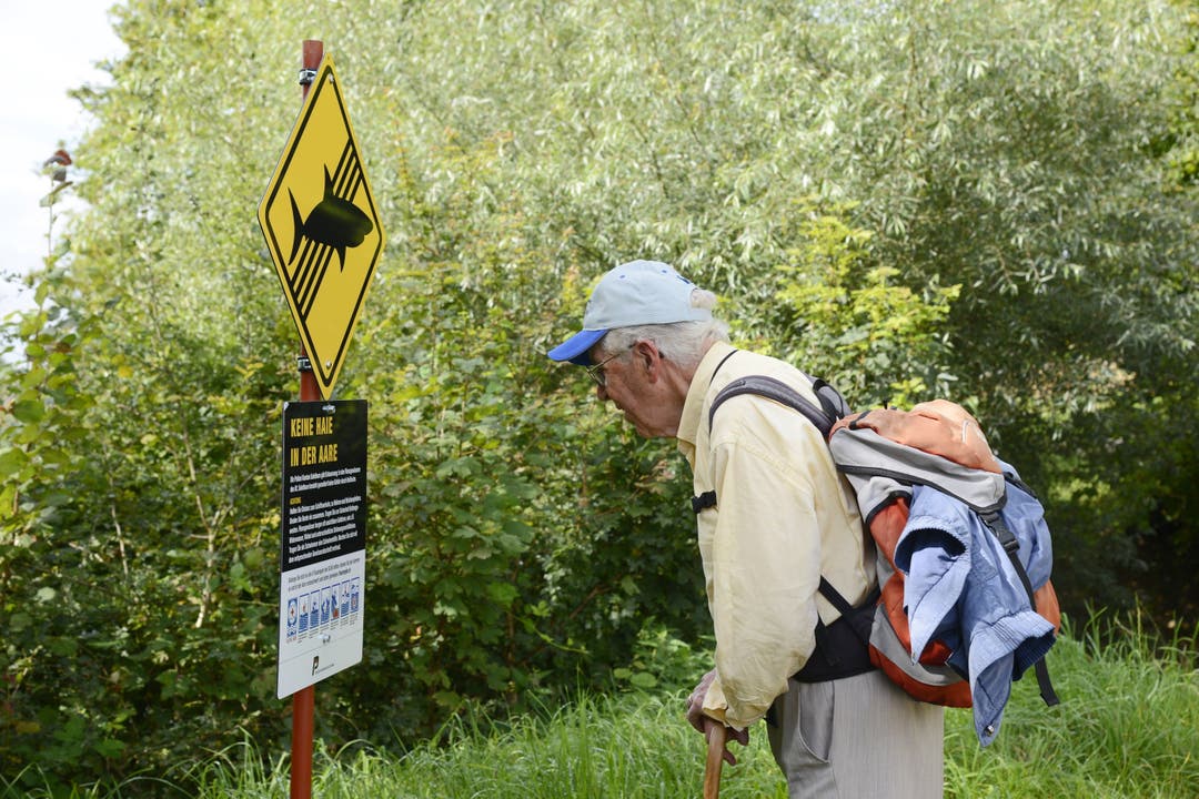 Einer der ältesten Leserwanderer: Der bald 85-jährige Robert Weber studiert eine Tafel.
