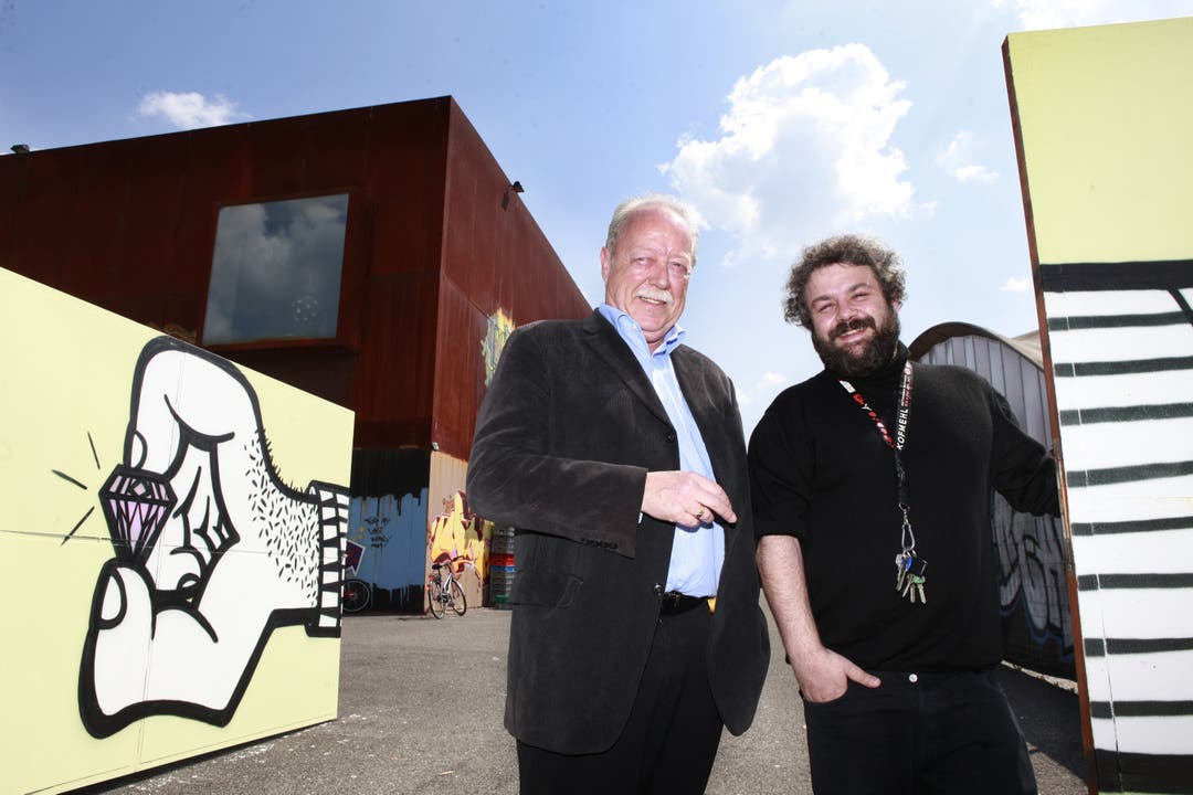 Rolf Studer und Pipo Kofmehl freuen sich 2010 über das fünfjährige Bestehen der Kulturfabrik
