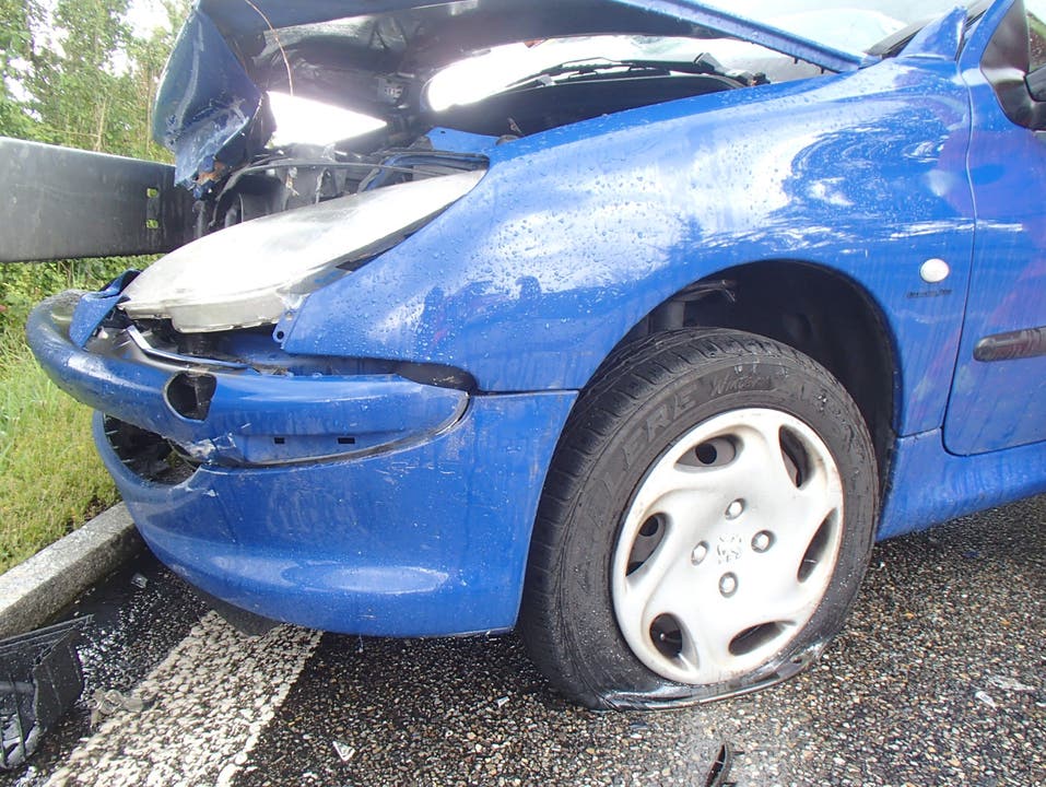 Die Lenkerin musste nach dem Unfall aus dem eingedrückten Wagen befreit werden.