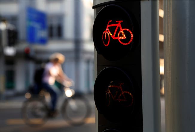 Rechtsabbiegen bei Rot ist für Velofahrer im Kanton Zürich bis auf Weiteres nicht erlaubt.