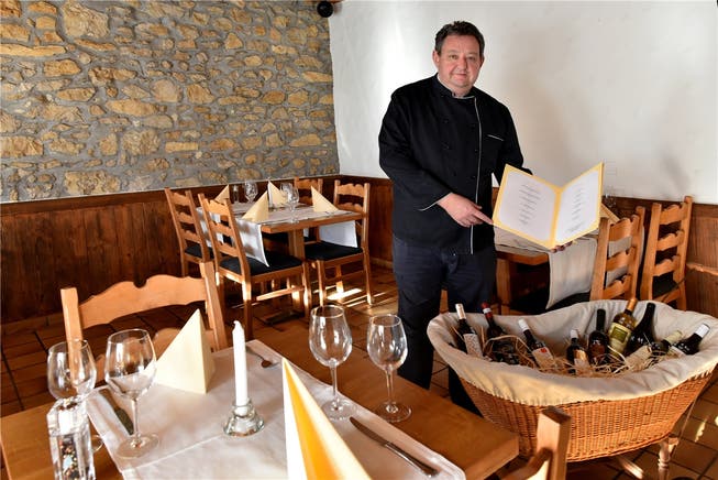 Ueli Wietlisbach präsentiert stolz seine Speisekarte und seinen Weinwagen.