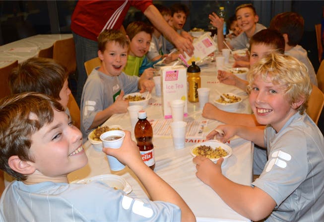 Die D-Junioren des FC Wolfwil tanken beim Abendessen Kraft für ihr nächstes Spiel.