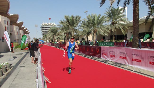 Manuel Hürzeler läuft strahlend im Ziel in Bahrain ein.