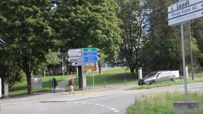 Der kürzeste Weg führt für viele Fussgänger vom Kreisel durch den Park Königsfelden – zum Leidwesen der Autofahrer. CM