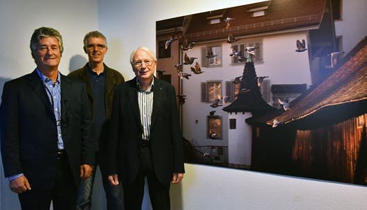 Von links Daniel Wackernagel, Peter Flückiger und, mit einem seiner fotografischen Werke, Kurt Schibler.