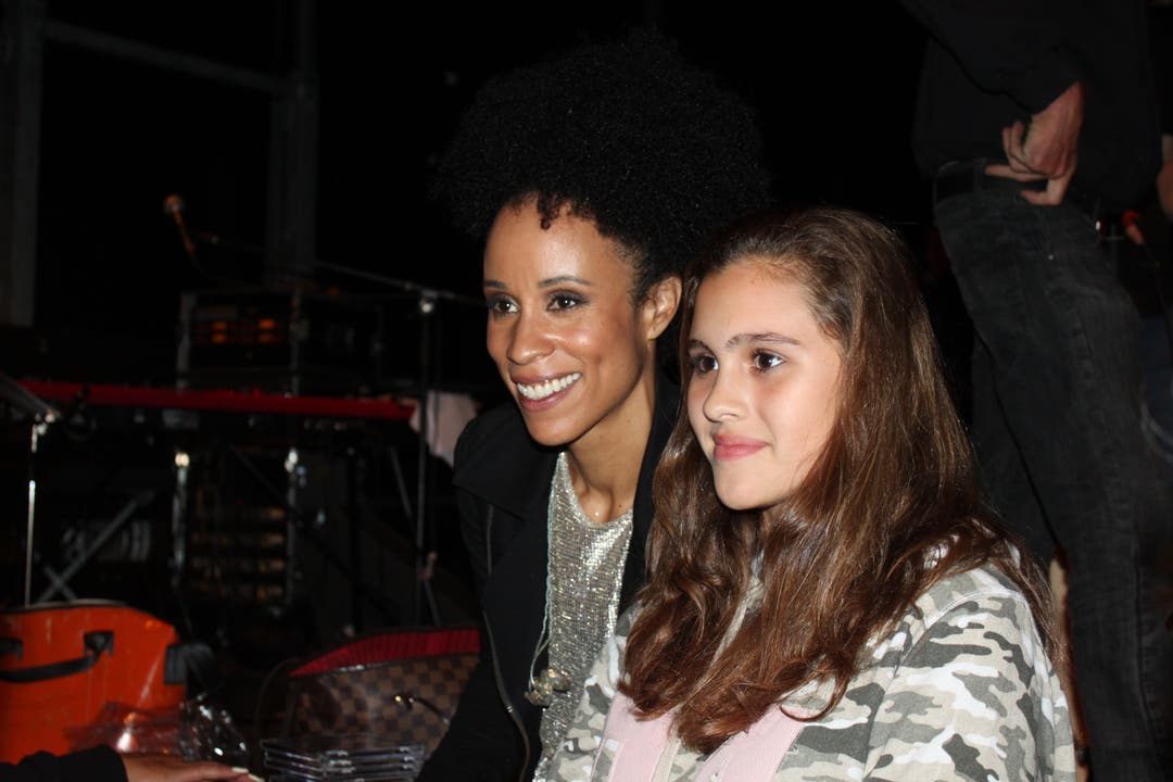 Nubya mit Fan Andrea Künzle nach dem Konzert