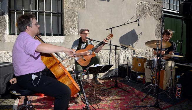Zu «Manifique» gehören Michael Wilhelm (Cello), Simon Achermann (Gesang und Gitarre) und Lukas von Büren (Percussion und Geräusche).