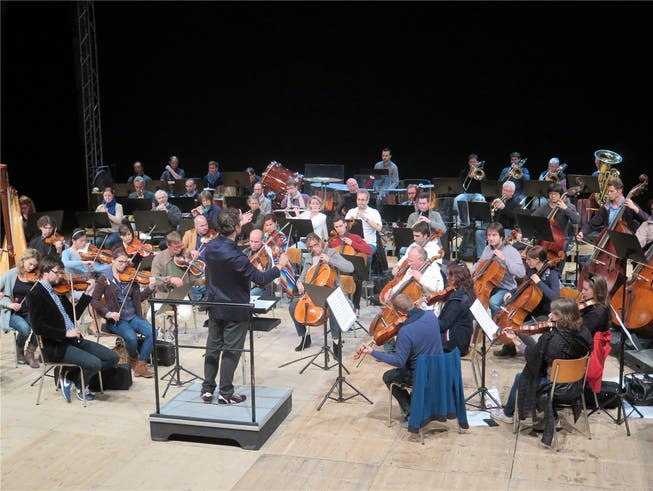Das Argovia Philharmonic beim Testlauf mit Gastdirigent Sascha Goetzel in der Alten Reithalle Jürg Nyffenegger