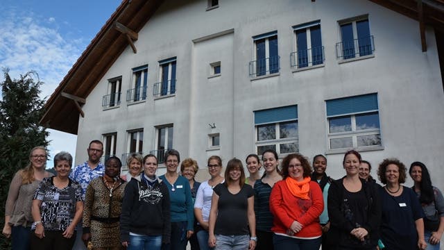 Abteilungsleiterin Jannine Cavallet (links) mit ihrem fast vollzähligen Team vor der «Stapfenmatt» in Niederbuchsiten.