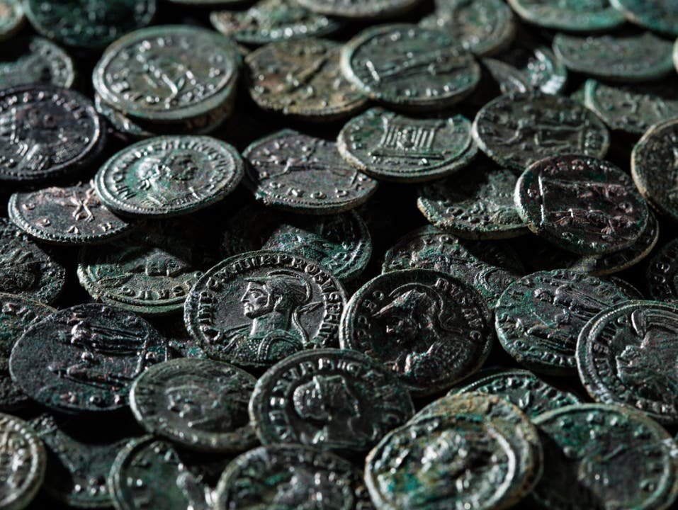 Ein Landwirt entdeckte in Ueken AG im Boden zufällig ein paar Münzen. Der Fund führte die Archäologen zu über 4000 römischen Münzen. Erst rund 250 der insgesamt 4166 Münzen sind restauriert. Sie sind in einem bemerkenswert guten Erhaltungszustand.