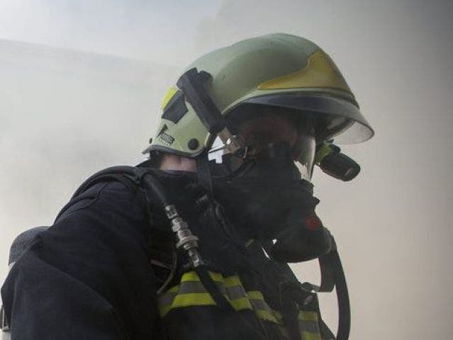Ein Feuerwehrmann im Einsatz (Symbolbild)