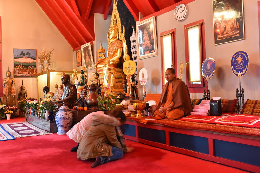 Gläubige bei einer Audienz beim Mönch im Gebetsraum