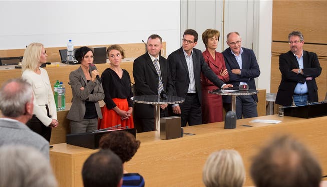 Von links: Lilian Studer (EVP), Pascale Bruderer (SP, bisher), Irène Kälin (Grü), Bernhard Guhl (BDP), az-Chefredaktor Christian Dorer (Co-Moderator), Ruth Humbel (CVP), Hansjörg Knecht (SVP) und Beat Flach (GLP).