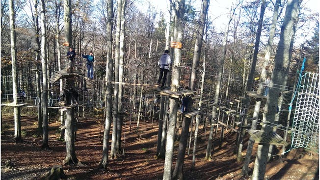 Die sommerlich warmen Herbsttage lockten Besucher bis Saisonende auf die Leitern und Seile zwischen den Bäumen.