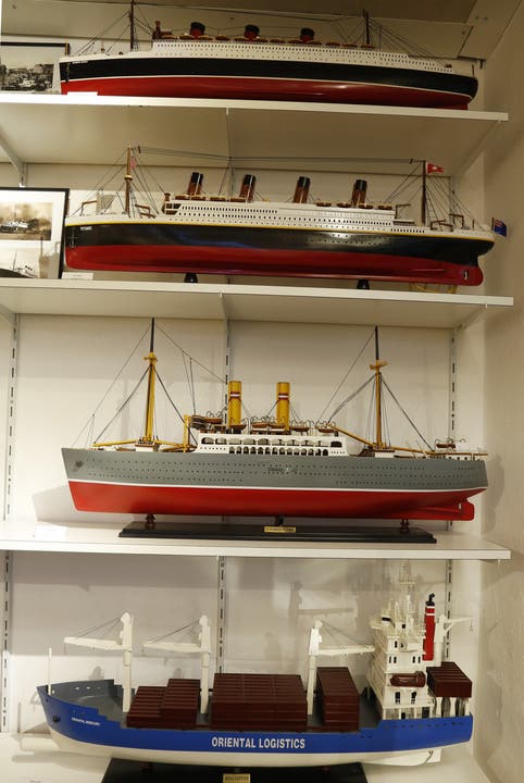Von der Queen Mary, ganz oben, bis zum modernen Containerschiff