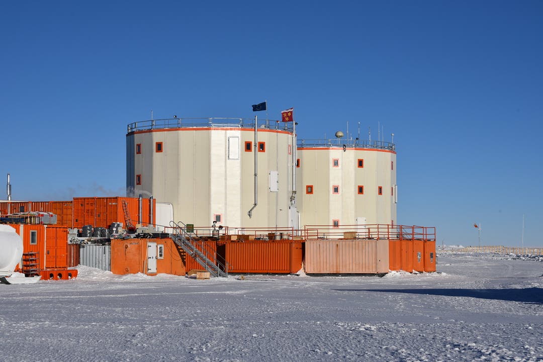 Die Forschungsstation Dome Concordia liegt 1670 Kilometer vom Südpol entfernt auf 3223 Meter über Meer auf einem Gletscher.