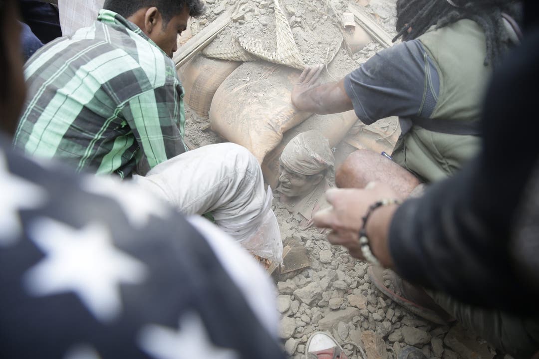 Dieser Mann in Kathmandu muss aus dem Schutt ausgegraben werden