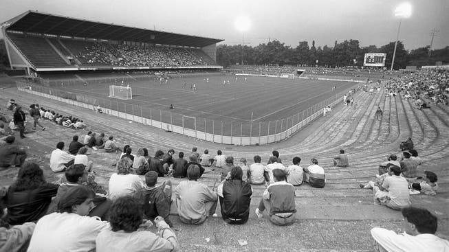 Trübe Zeiten: Am 3.August 1988 verliert sich eine Handvoll Zuschauer zum Nationalliga-B-Spiel des FC Basel gegen den FC Chur im Basler Joggeli .