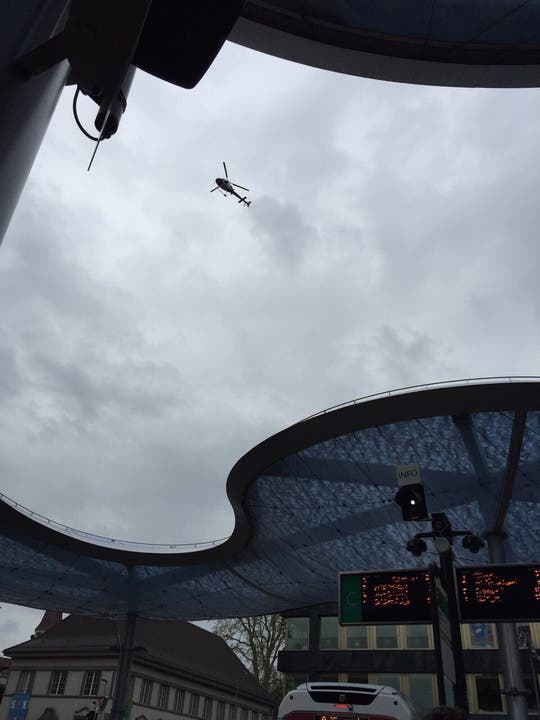 Neu ankommende Zürcher Fans werden am Bahnhof Aarau von einem Polizei-Helikopter sozusagen empfangen.