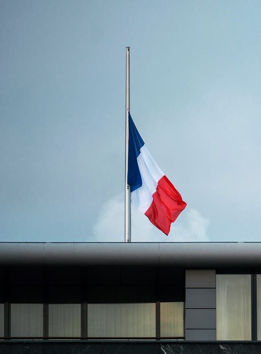 Die Flagge ist bei der französischen Botschaft in Berlin auf Halbmast