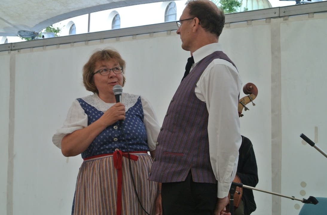 Gemeinsam mit dem Tanzleiter begrüsst Astrid Dätwyler, Präsidentin der Trachtengruppe Dietikon, die Gäste und bittet zum Tanz.