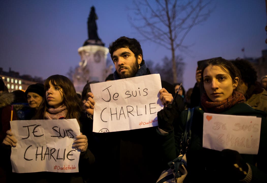Menschen auf dem Platz der Republik in Paris