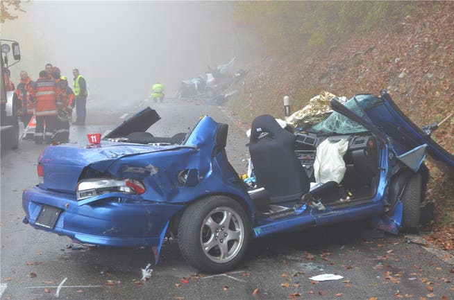 Ein Bild der Zerstörung: der blaue Subaru Impreza des Unfallverursachers, hinten im Nebel ist knapp zu erkennen, was vom korrekt entgegenkommenden Nissan Almera übrig blieb.