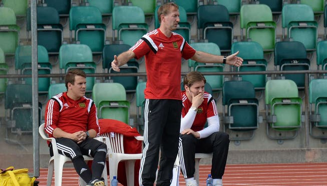 Old Boys Trainer Samir Tabakovic (mitte) sieht, wie seine Mannschaft in Genf trotz Aufholjagd noch verliert.