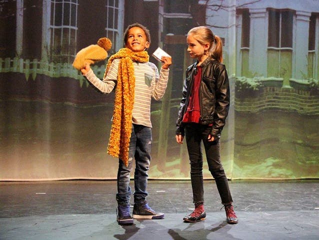 Kaylian auf der Bühne mit Schauspielkollegin Noé Kilchenmann (11)