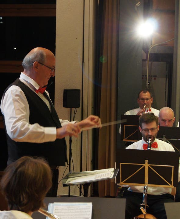 Dirigent Balz Burch führt gekonnt durch die Partituren