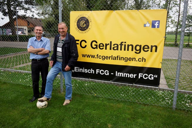 Urs Wyler (links) und Hansruedi Lehmann berichten zum 100-Jahr-Jubiläum des FC Gerlafingen von ihrer Aktivzeit.