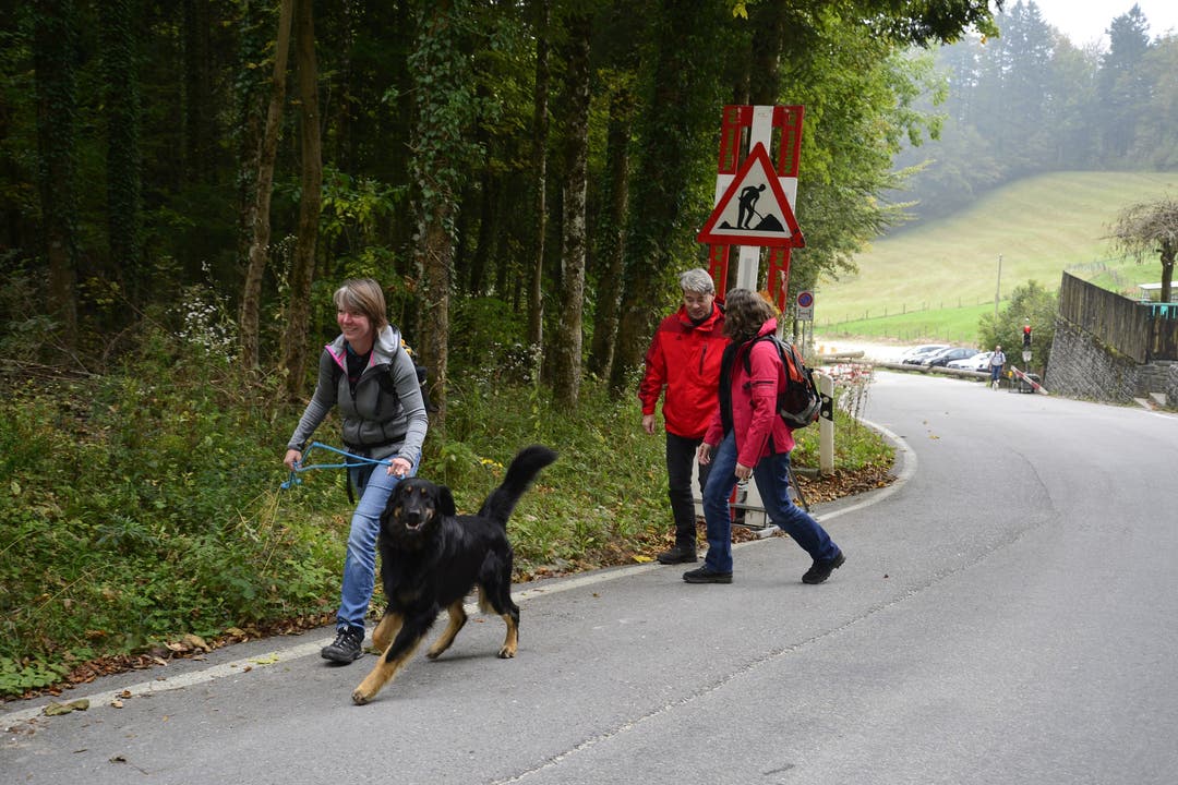 Wanderer beim Start in Oberdorf