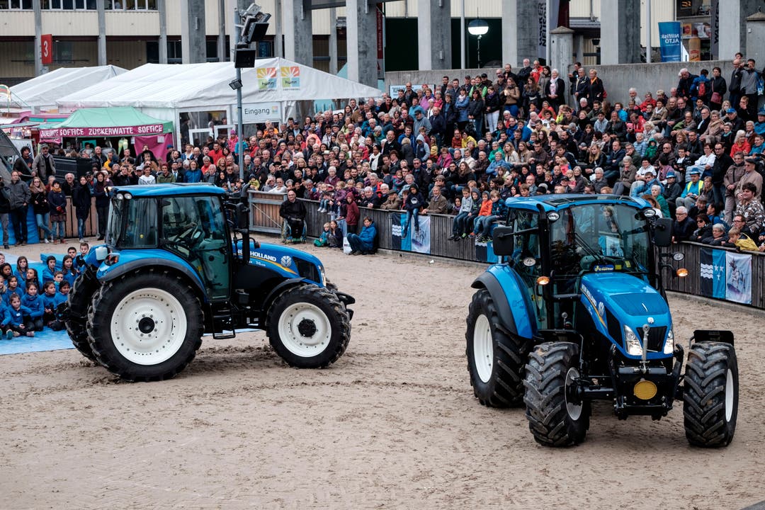 Traktoren am Festakt in der Olma-Arena