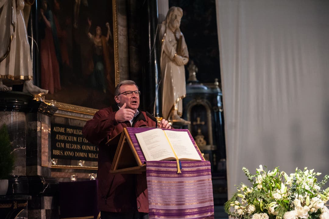 Pfarrer Josef Stübi bei seiner Ansprache in der Katholischen Kirche