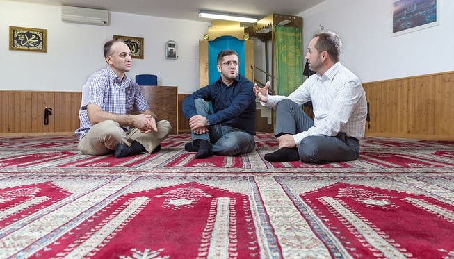 Bari Alija, Mexhit Ademi und Ismail Ademi (von links) von der islamisch-albanischen Gemeinschaft unterhalten sich in der Moschee in Kirchdorf, wie sie Vorurteile der Bevölkerung abbauen können.