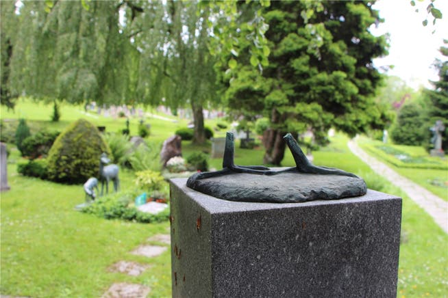 Weggeschlagen und geraubt: Die beiden Kraniche auf dem Brunnen im Friedhof Liebenfels.