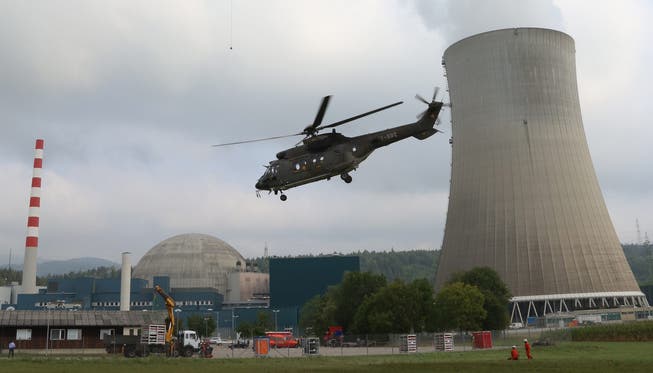 Der Helikopter der Schweizer Luftwaffe bringt Material zum AKW Gösgen.