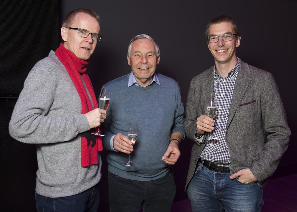 Zwei Historiker und dazwischen ein Ehrenbürger: Bruno Meier, Sepp Schmid und Tobias Wildi stossen mit einem Glas Champagner auf das neue Jahr an.