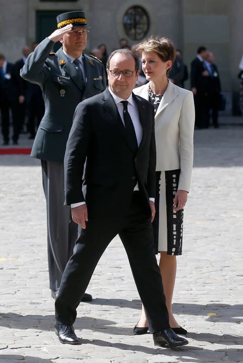 François Hollande beim Abschreiten der Ehrenformation.
