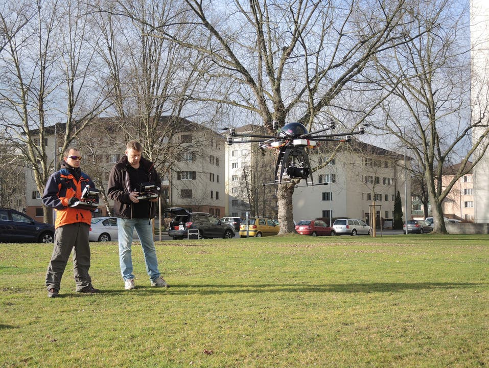 Roger Schlumpf (l.) und Roman Tichacek stellen mithilfe der Drohne 3D-Fotografien von Gebäudefassaden her.
