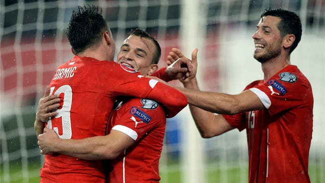 Vereint im Jubel: Josip Drmic und Xherdan Shaqiri freuen sich im St. Galler Regen über den 4:0-Sieg der Schweiz über Litauen.