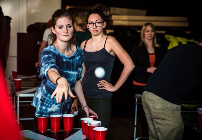 Natalie (links) und Elena haben vor rund zwei Jahren zum ersten Mal Beer Ponggespielt. Patrick Züst