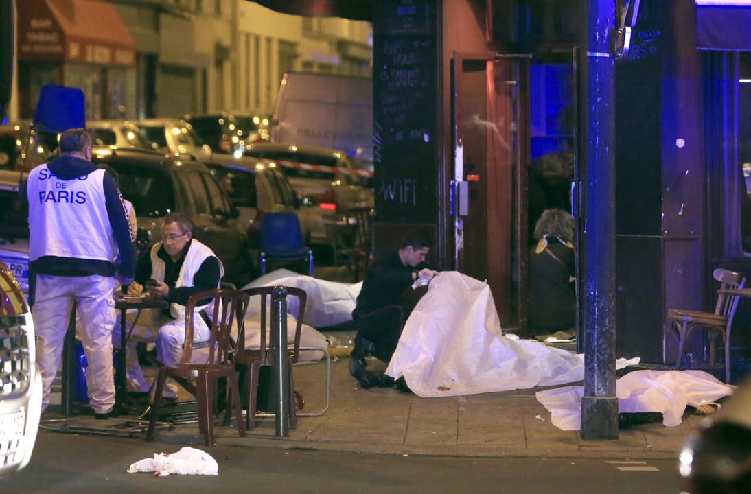 Tote vor einem Pariser Café.
