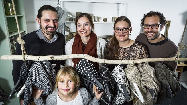 Jakob und Michèle Frei (links) mit ihrer jüngsten Tochter Aira sowie Rahel und David Spielmann haben einen Laden am Ziegelrain 8 eröffnet.