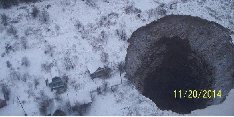 Das Loch liegt über einer alten Mine