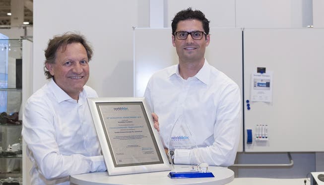 Eugen Knobel (links) und Adrian Knobel freuen sich über den Worlddidac Award 2014, ein grosser Erfolg für ihr Unternehmen.