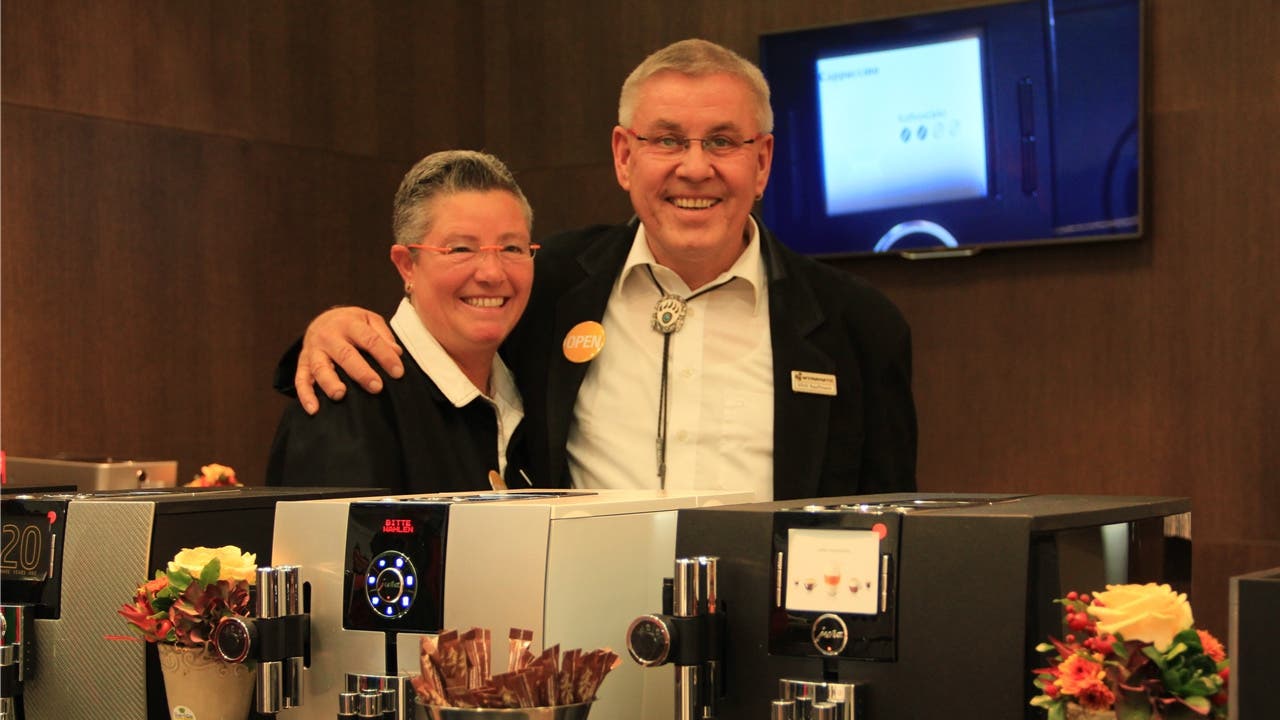 Priska und Erich Kaufmann prä$sentieren ihre neune Kaffeemaschinen.